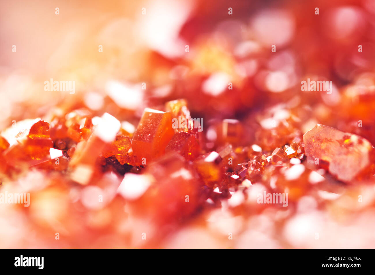 Magia di Minerals.Texture cristalli di sfondo rosso. Bellissimo sfondo artistico da sogno. Foto Stock