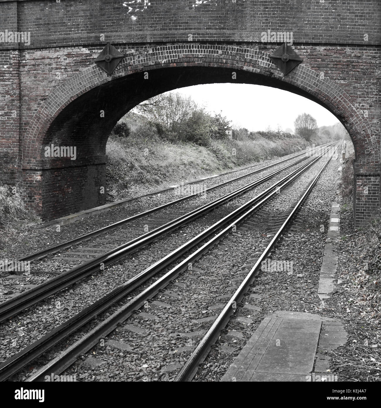 In seguito i binari ferroviari sotto un ponte. Foto Stock