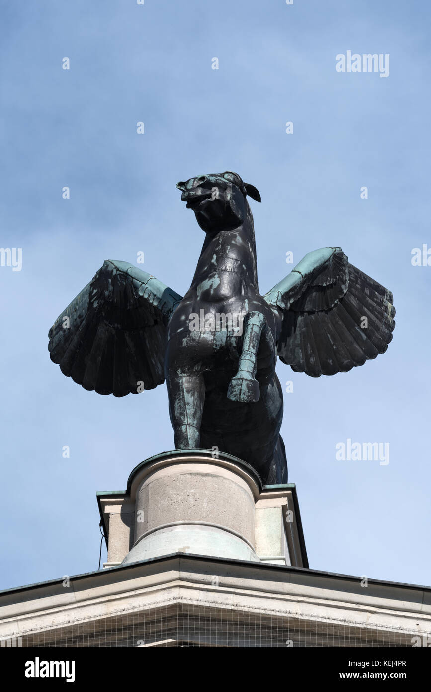 La scultura in bronzo di pegasus sul tetto della vecchia opera (alte oper Frankfurt, Germania Foto Stock