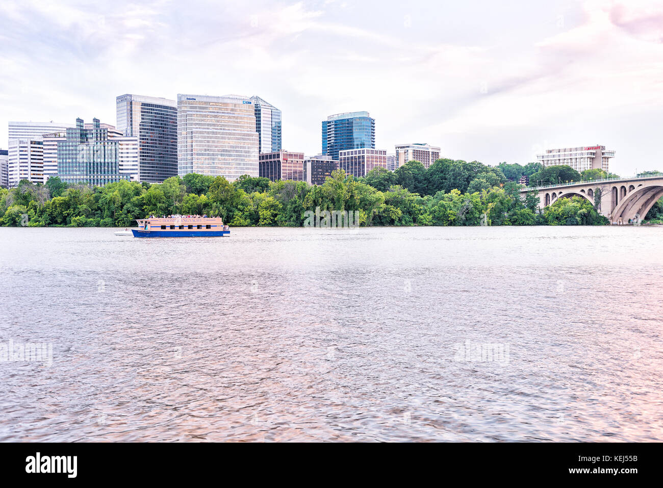 Washington DC, Stati Uniti d'America - Agosto 14, 2013: Boomerang Yacht toar di crociera barca sul fiume Potomac con skyline di Arlington, Virginia Foto Stock