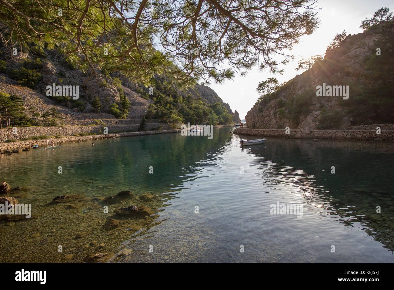 Baia Zavratnica parte del Velebit parco nazionale, Croazia. Questo è un 900m long bay vicino al villaggio di Jablanac ai piedi del Velebit mounta Foto Stock