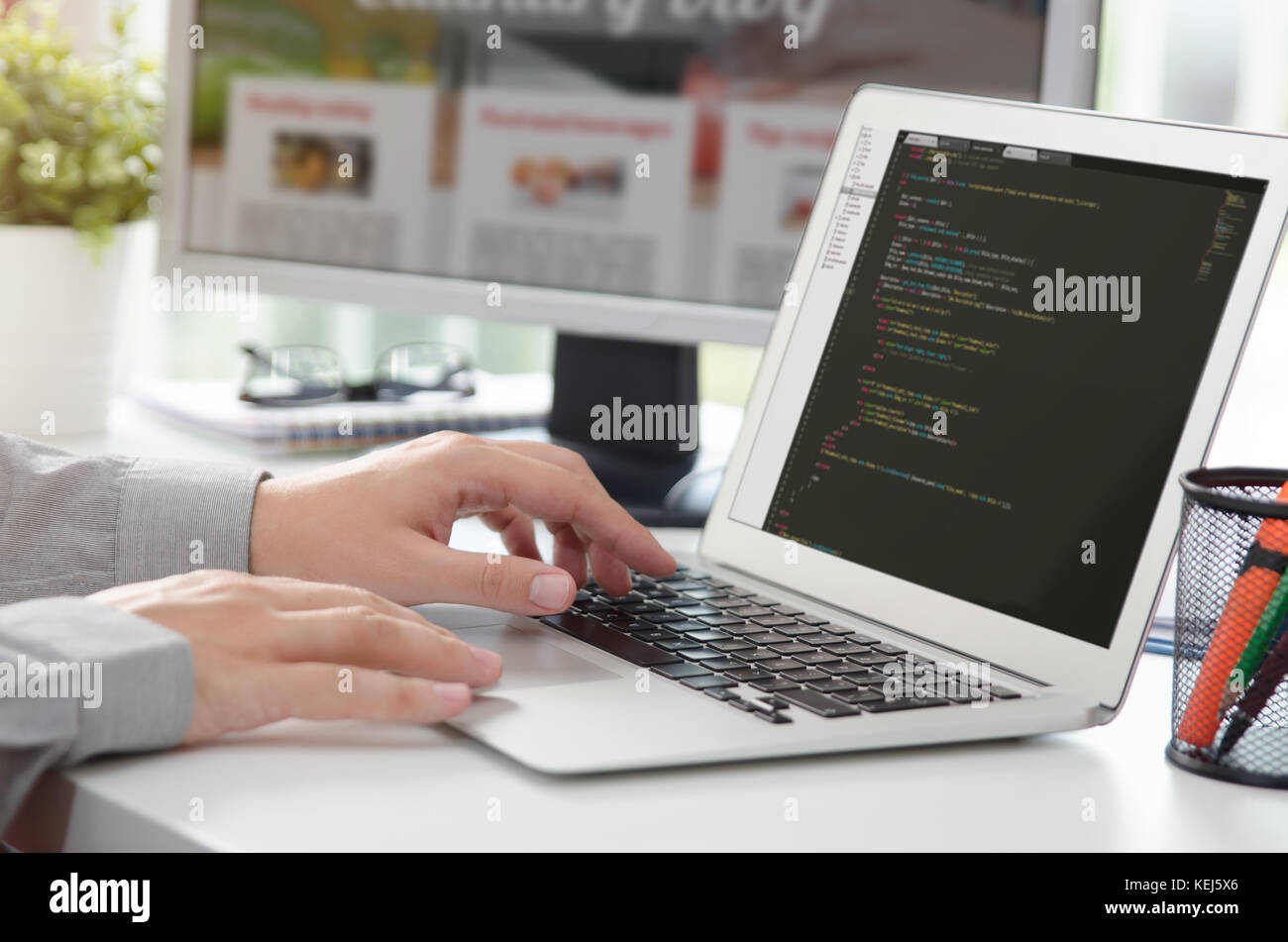 Sviluppatore web sta lavorando su un nuovo sito web developer web designer programmatore di codice di applicazione del computer programming concept Foto Stock