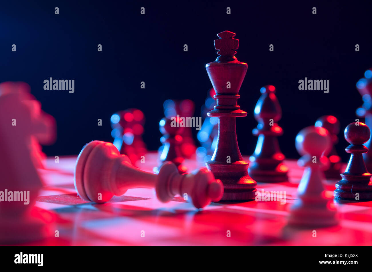 Esercizio di scacchi la strategia aziendale concetto. re sulla scacchiera Foto Stock