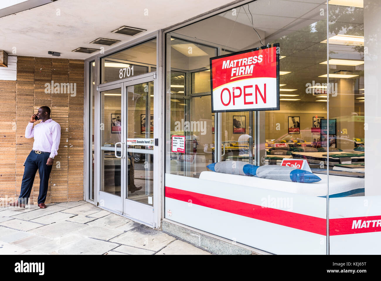 Silver Spring, Stati Uniti d'America - 16 Settembre 2017 : materasso azienda negozio magazzino entrata facciata e firmare con il venditore tenuto break, parlando al telefono cellulare Foto Stock