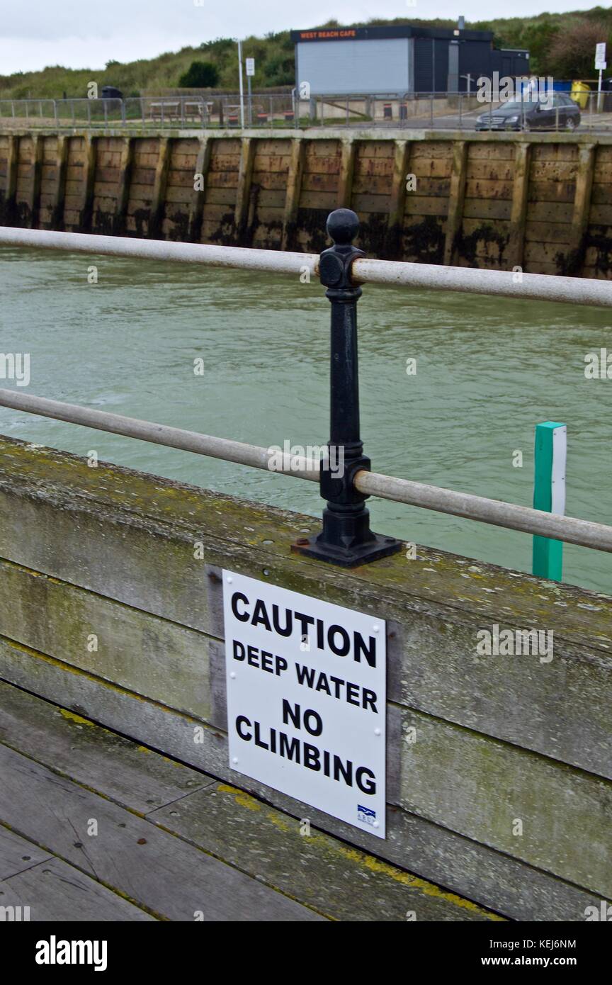Nessun cartello di arrampicata sul molo, Littlehampton, Regno Unito Foto Stock