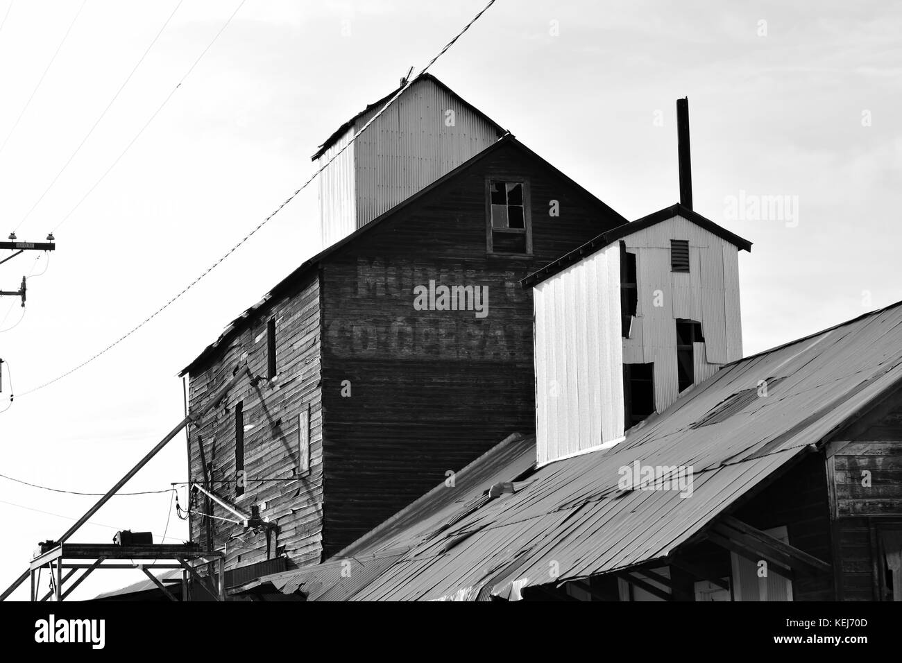 Chiudi vista parziale di un vecchio mulino di alimentazione da deposito a negozio in una piccola città in America rurale. Foto Stock