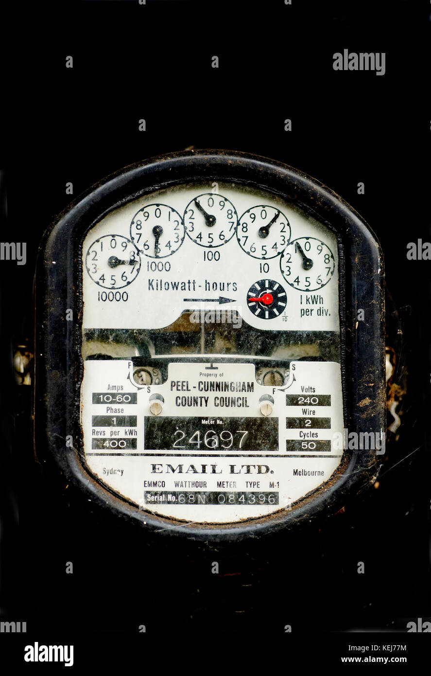 Un vecchio monofase 240 volt di elettricità australiano il contatore di utilizzo fabbricato tramite posta elettronica ltd a un domestico home. Foto Stock
