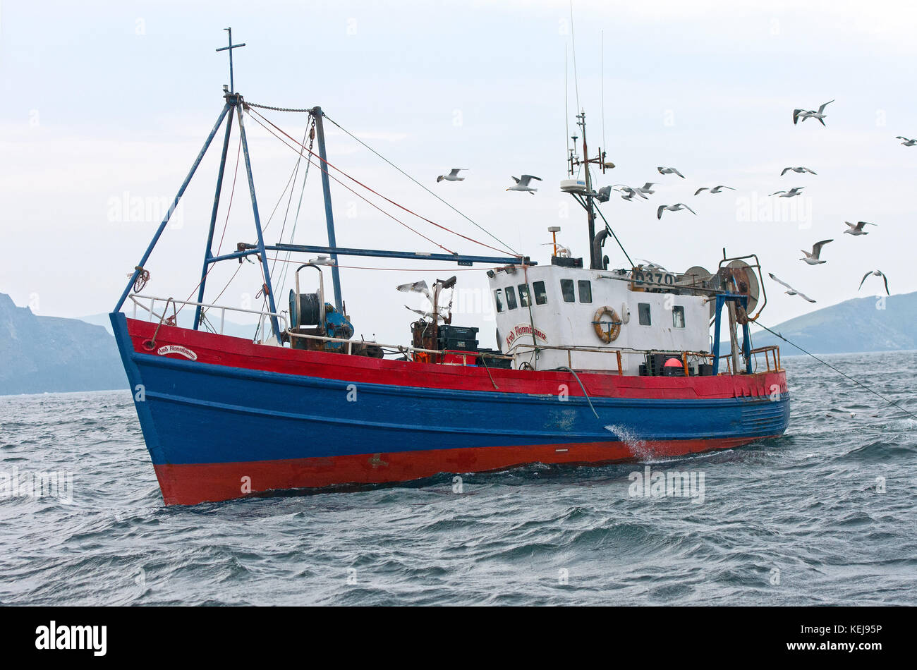 Barca da pesca fuori della penisola di Iveragh, nella contea di Kerry, Irlanda Foto Stock