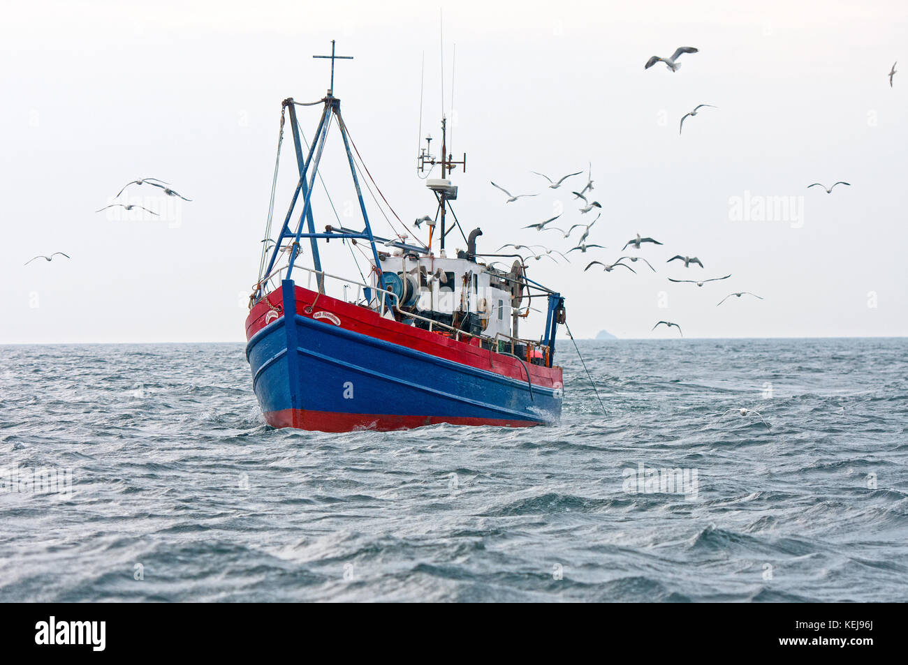 Barca da pesca fuori della penisola di Iveragh, nella contea di Kerry, Irlanda Foto Stock