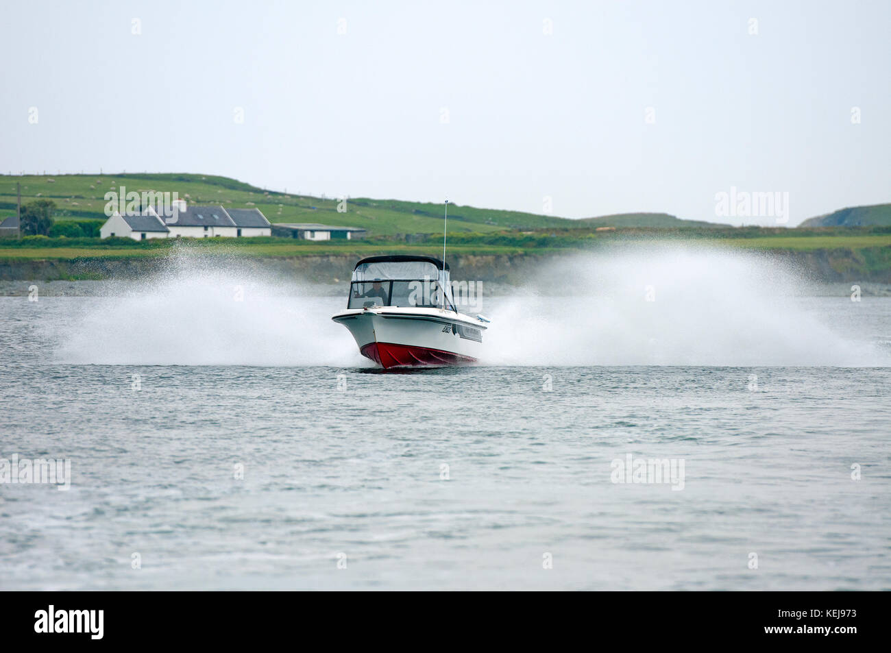 Il motoscafo off la penisola di Iveragh, nella contea di Kerry, Irlanda Foto Stock