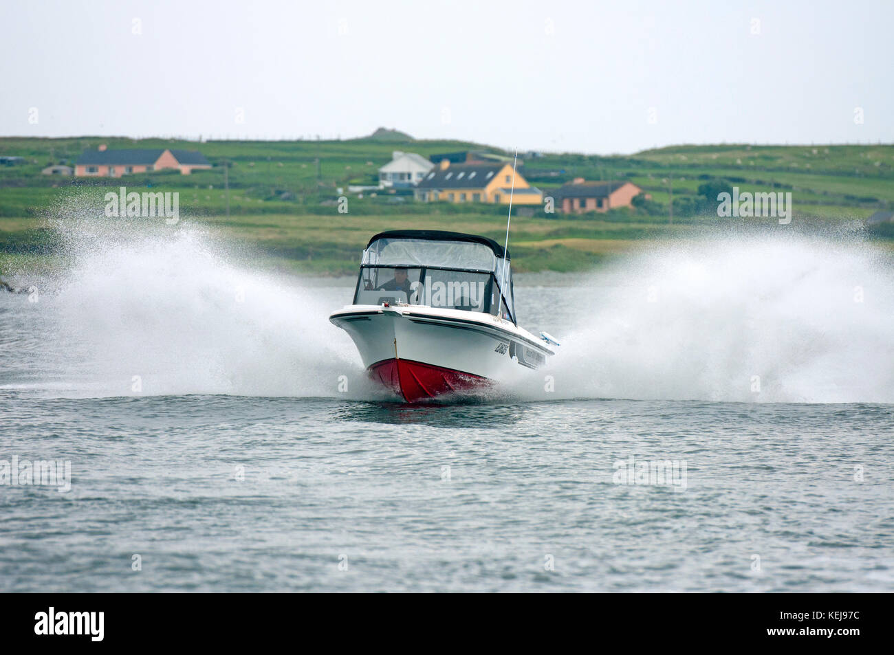 Il motoscafo off la penisola di Iveragh, nella contea di Kerry, Irlanda Foto Stock