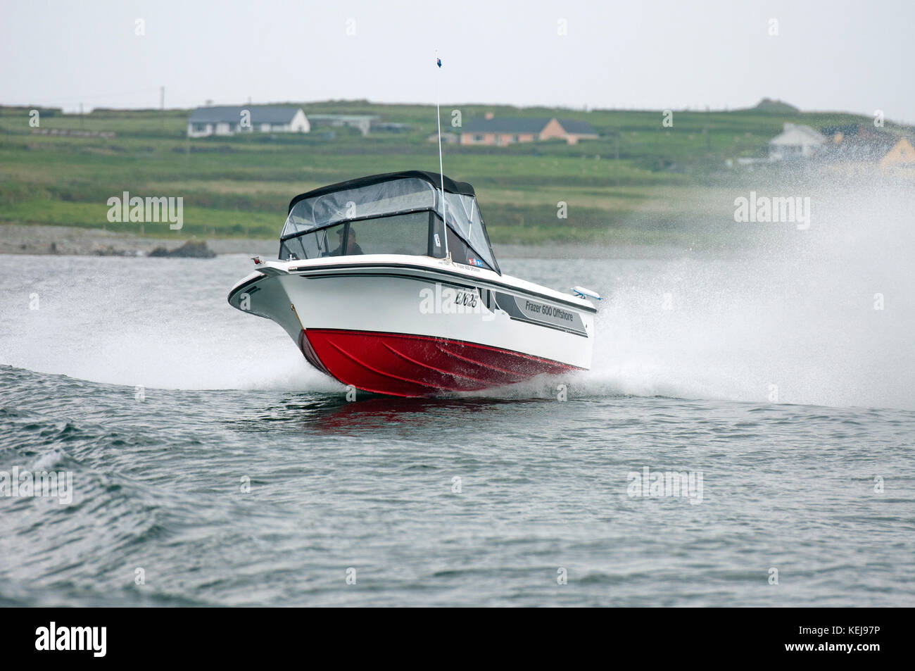 Il motoscafo off la penisola di Iveragh, nella contea di Kerry, Irlanda Foto Stock
