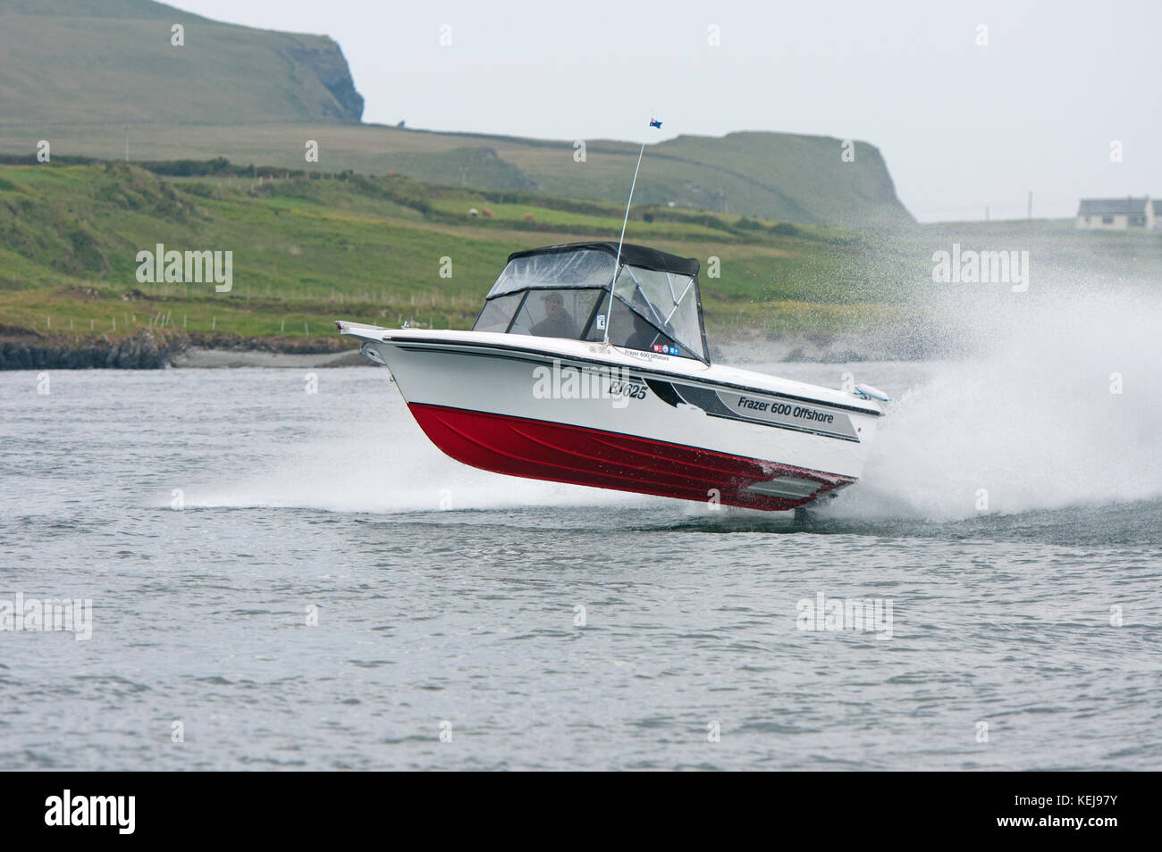 Il motoscafo off la penisola di Iveragh, nella contea di Kerry, Irlanda Foto Stock