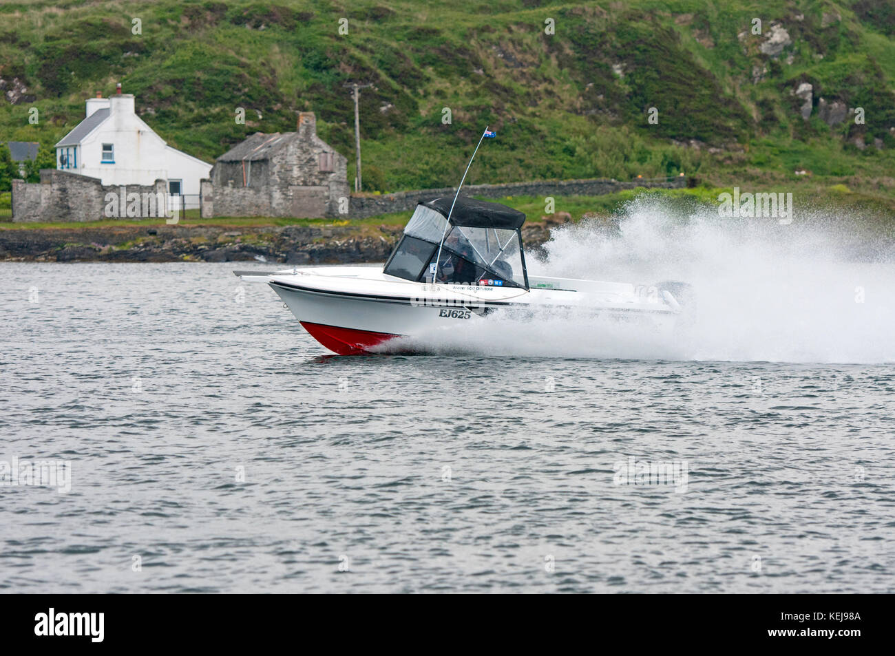 Il motoscafo off la penisola di Iveragh, nella contea di Kerry, Irlanda Foto Stock