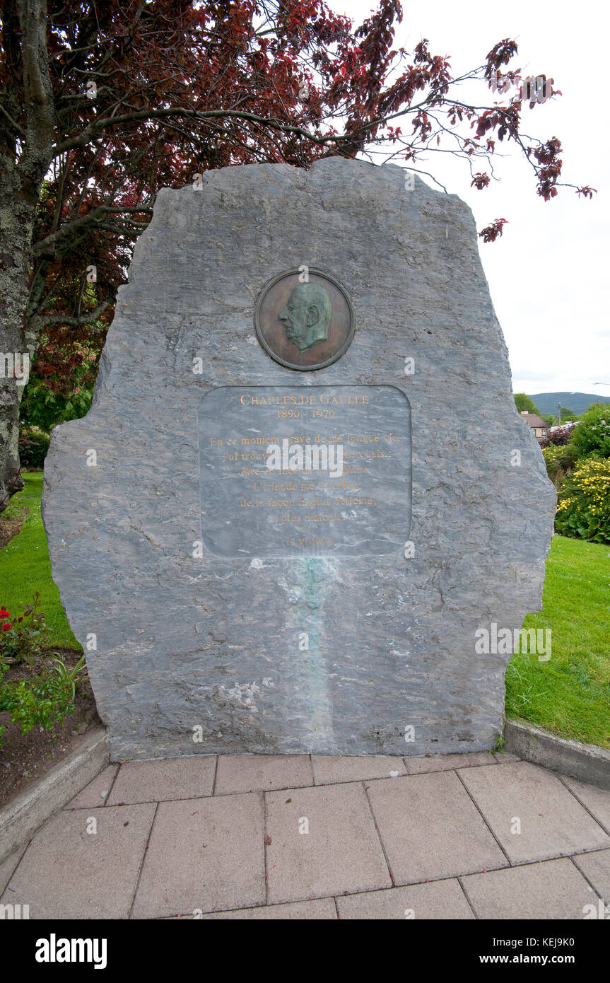 La scultura in pietra che commemora la visita del Presidente francese Charles De Gaulle nel 1969, Piazza del Nord, Sneem, nella contea di Kerry, Irlanda Foto Stock