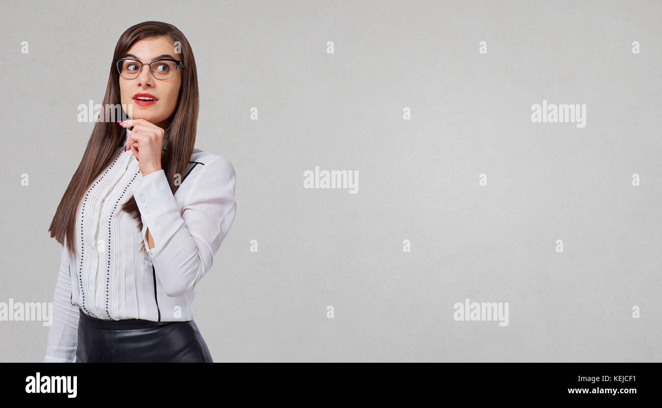 Imprenditore con occhiali con sorpresa emozioni su un backg grigio Foto Stock
