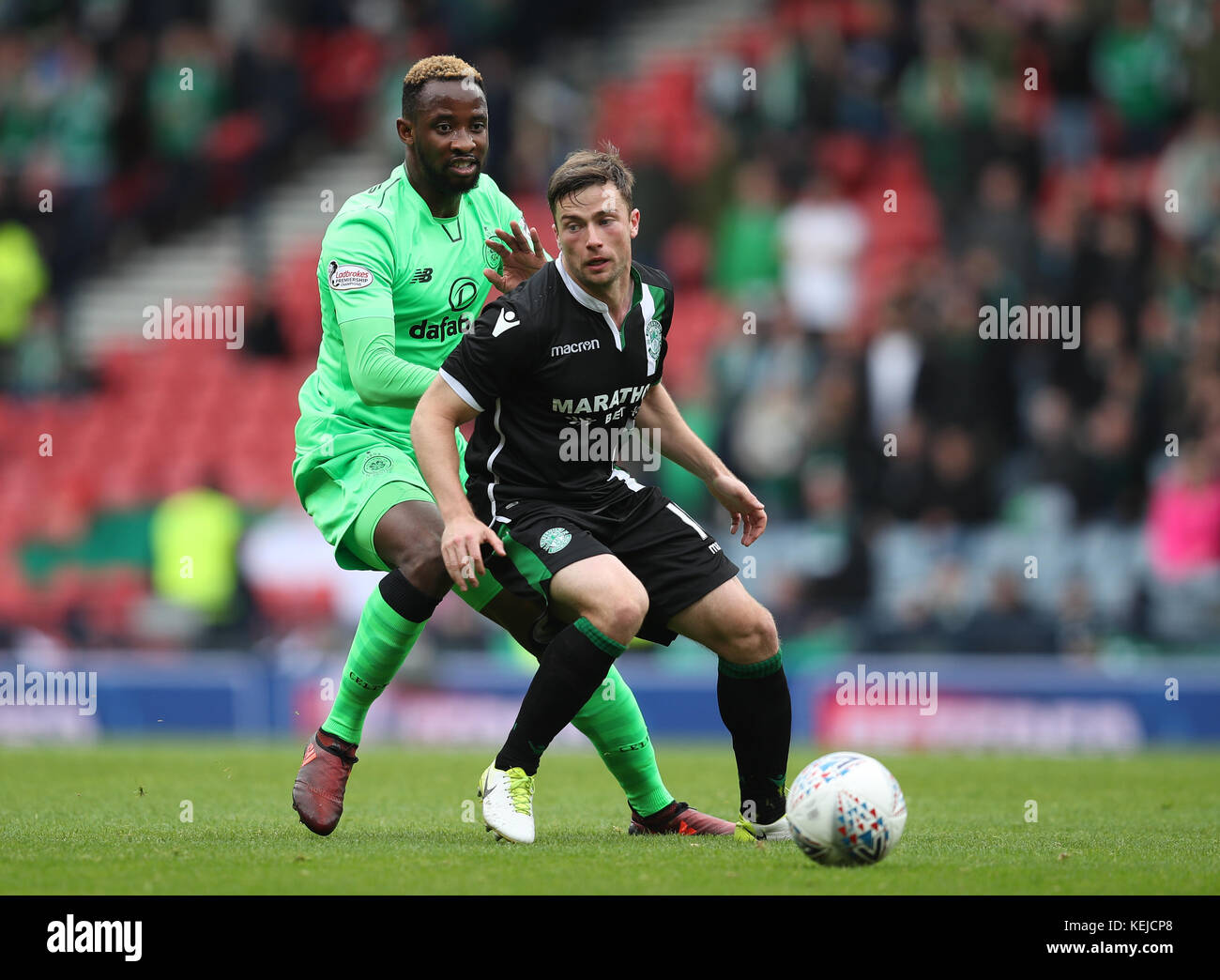 Lewis Stevenson di Hibernian (a destra) e Moussa Dembele di Celtic combattono per la palla durante la Betfred Cup, semifinale a Hampden Park, Glasgow. PREMERE ASSOCIAZIONE foto. Data immagine: Sabato 21 ottobre 2017. Vedi PA storia CALCIO Hibernian. Il credito fotografico dovrebbe essere: Jane Barlow/PA Wire. SOLO PER USO EDITORIALE Foto Stock