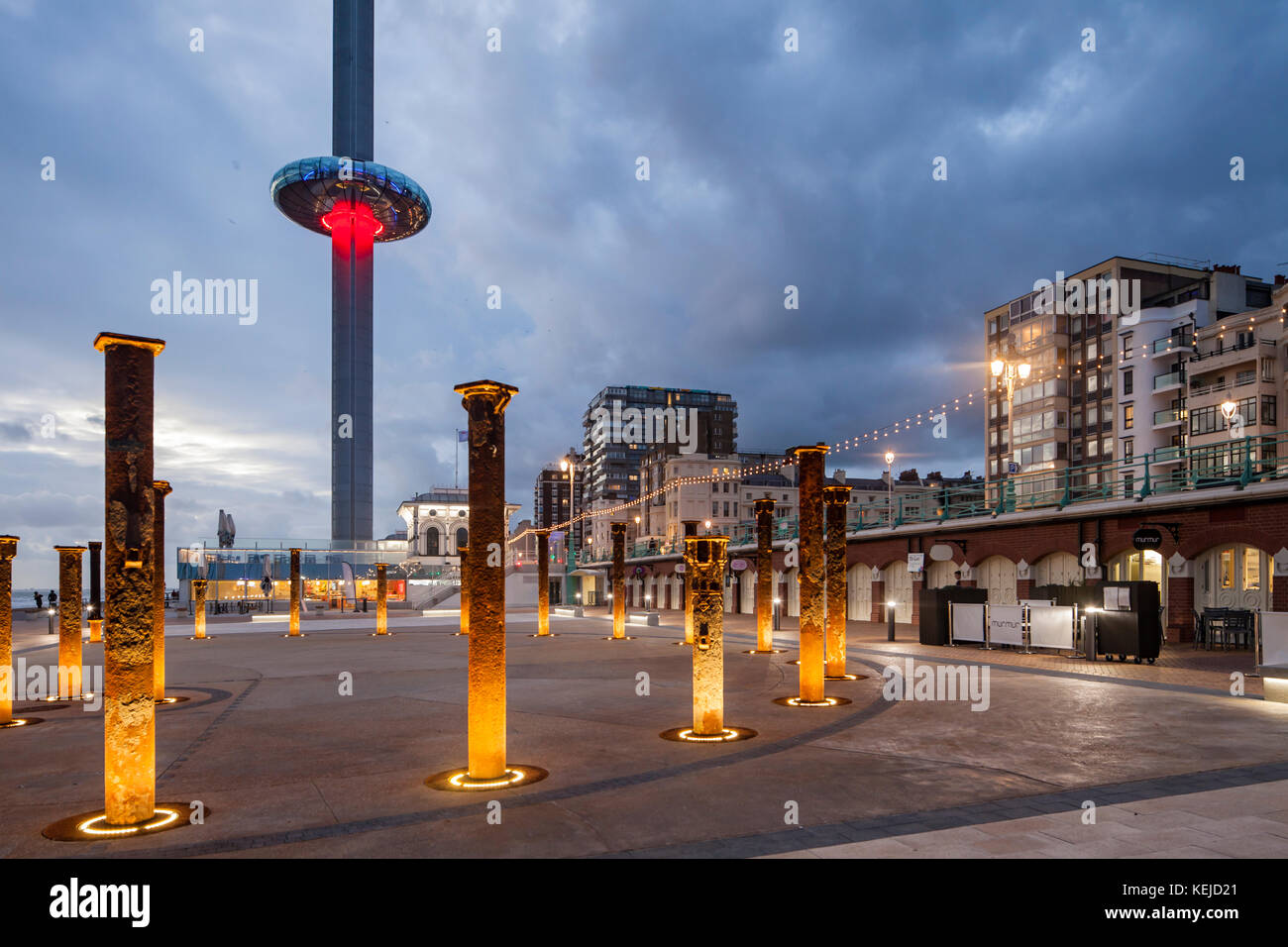 Serata sul lungomare di Brighton, East Sussex, Inghilterra. i360 torre in distanza. Foto Stock