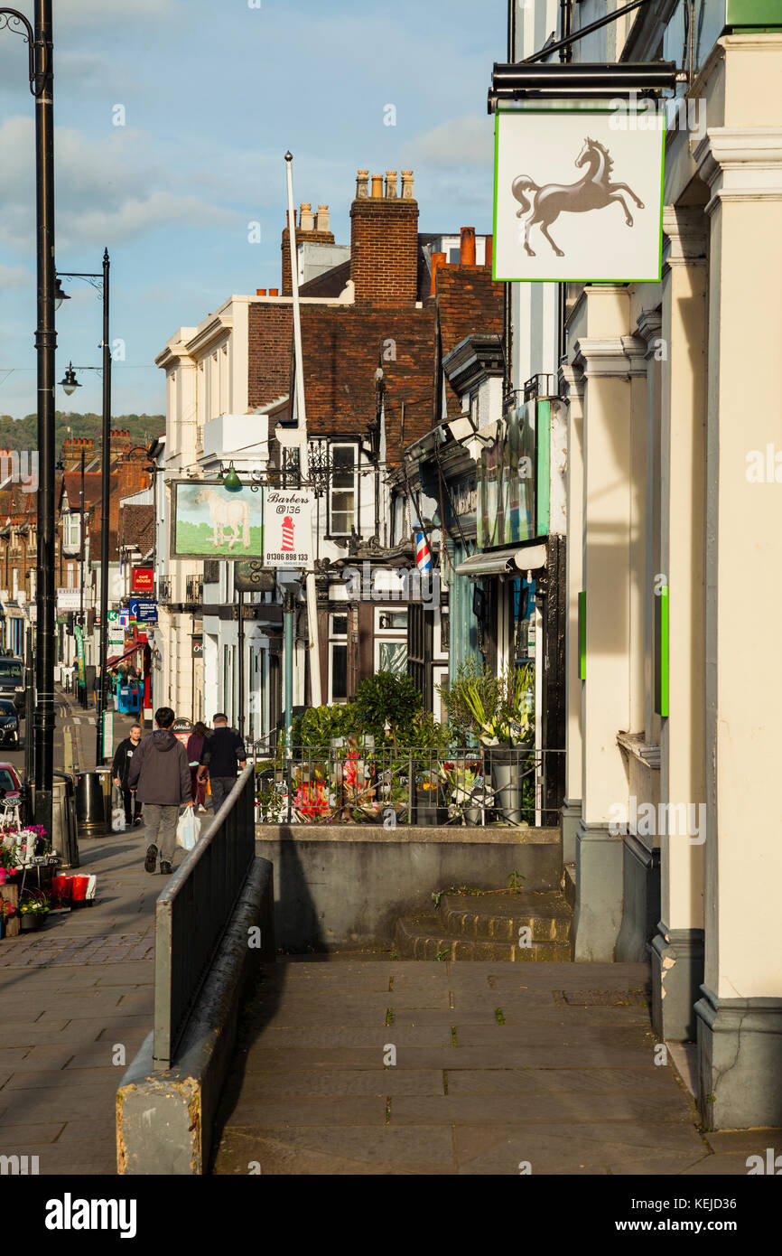 Pomeriggio autunnale su High Street a Dorking Surrey, Inghilterra. Foto Stock