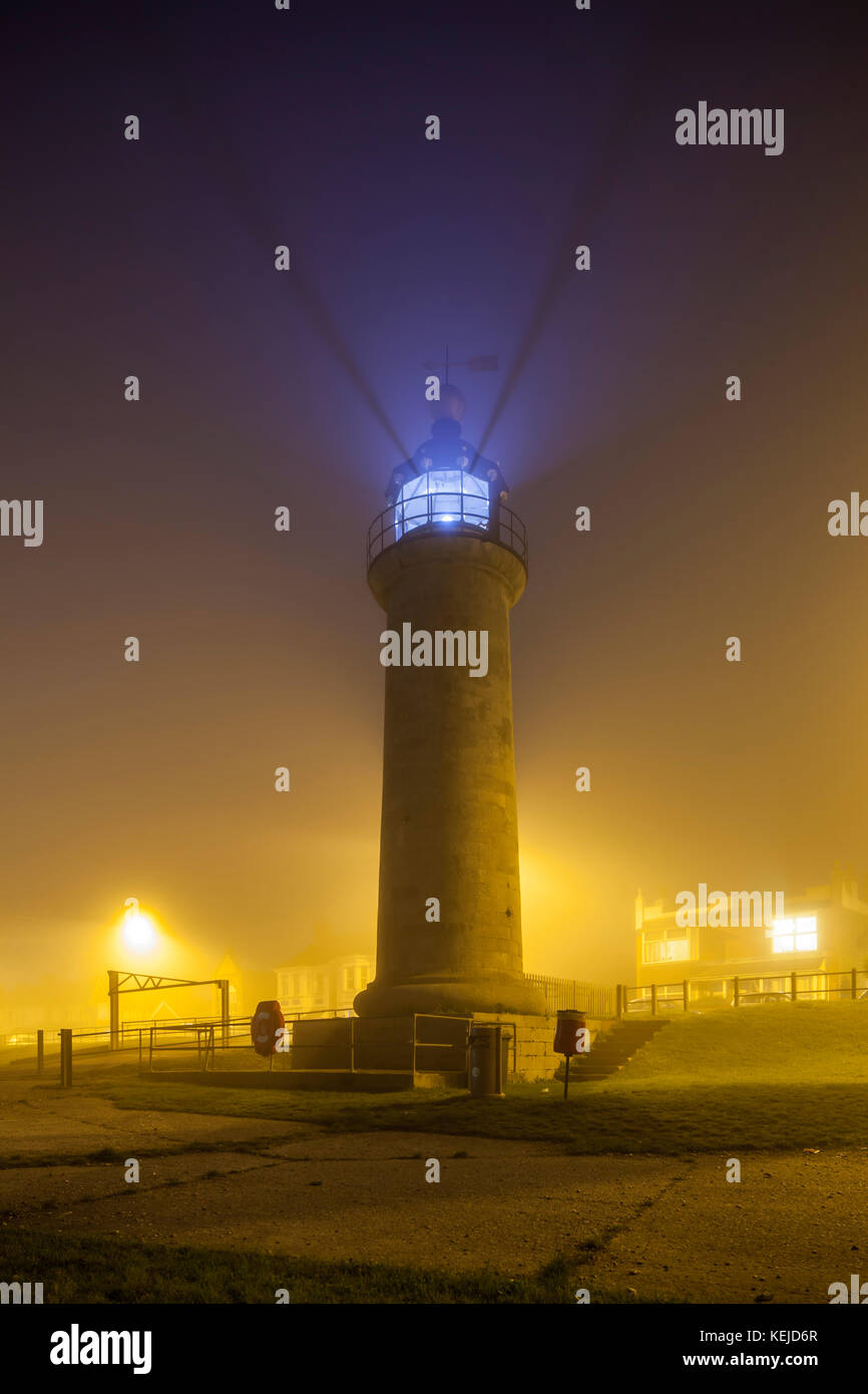 Notte di Nebbia a Kingston faro in shoreham-da-mare, west sussex, in inghilterra Foto Stock