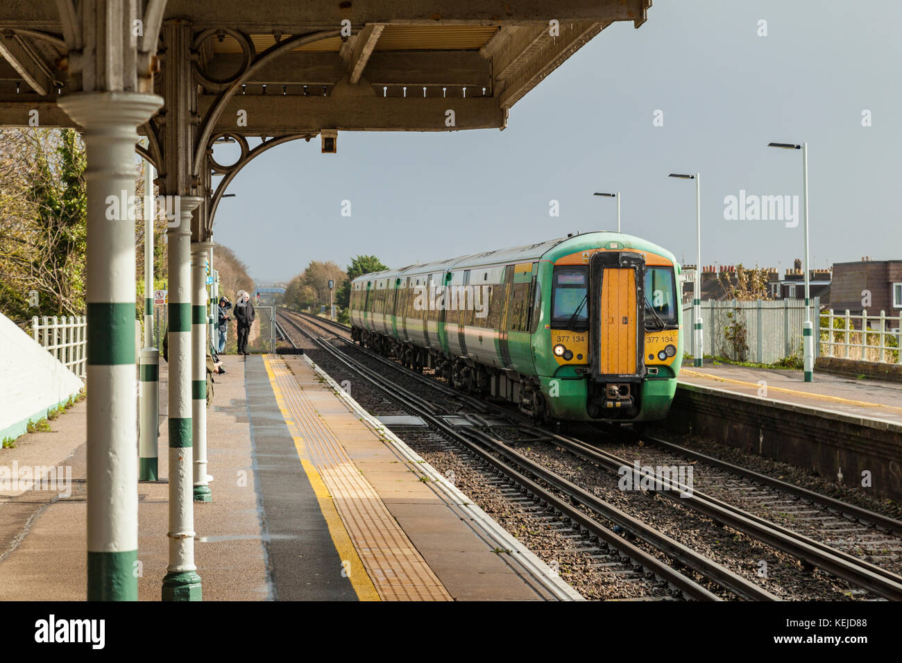 Stazione ferroviaria meridionale Treno in avvicinamento southwick stazione, west sussex, in Inghilterra. Foto Stock