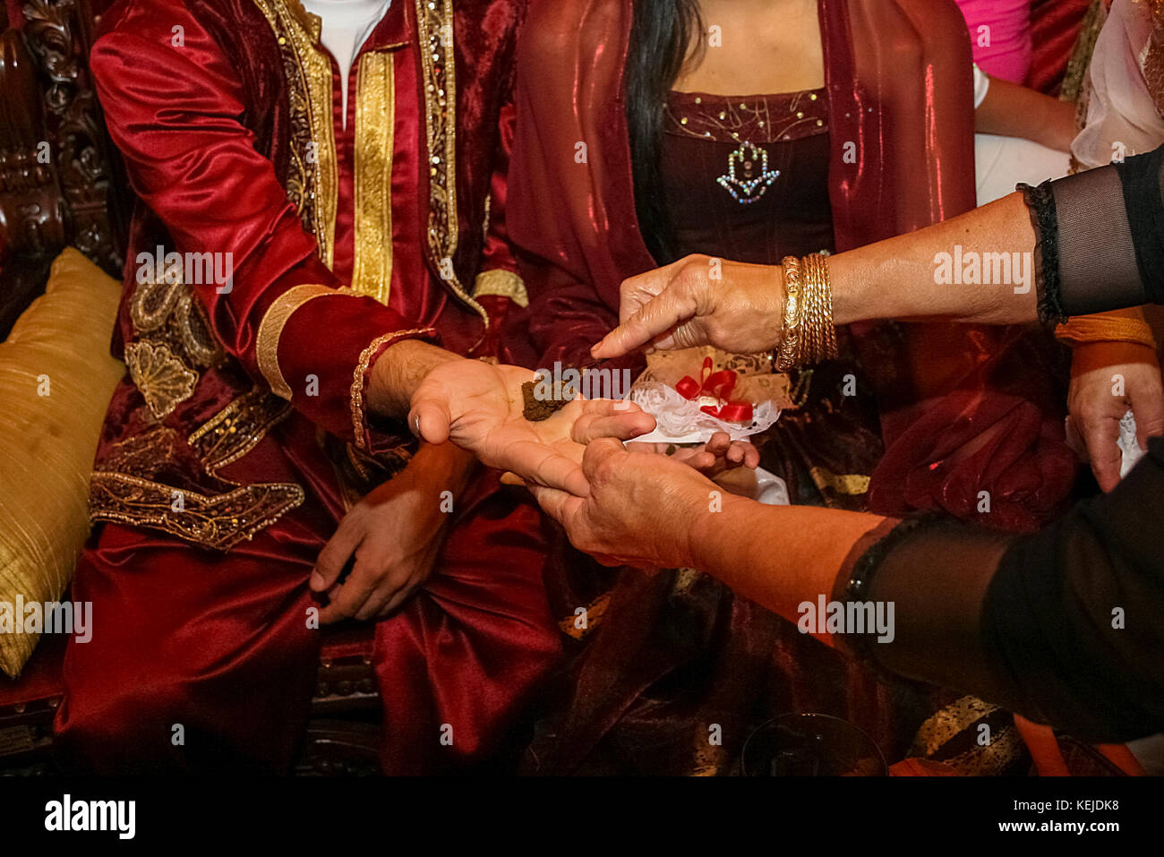 La sposa e lo sposo per essere, in corrispondenza di un ebreo marocchino, Henna cerimonia la hina, anche henna, cerimonia procede il giorno del matrimonio. in questa festosa cerimonia, nat Foto Stock