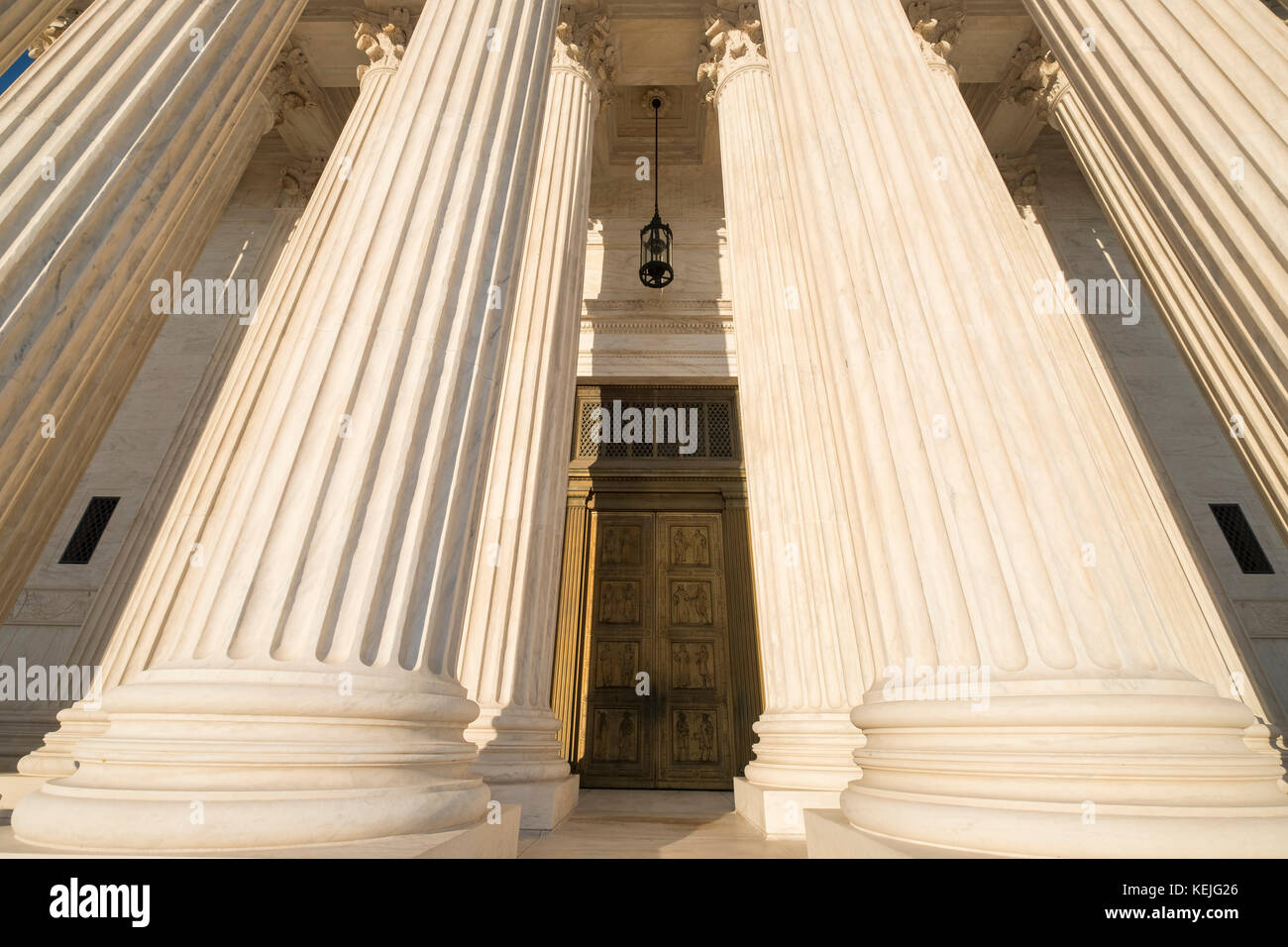 Le porte principali e pilastri di ingresso alla Corte Suprema Edificio, Capitol Hill, Washington DC, Stati Uniti d'America Foto Stock