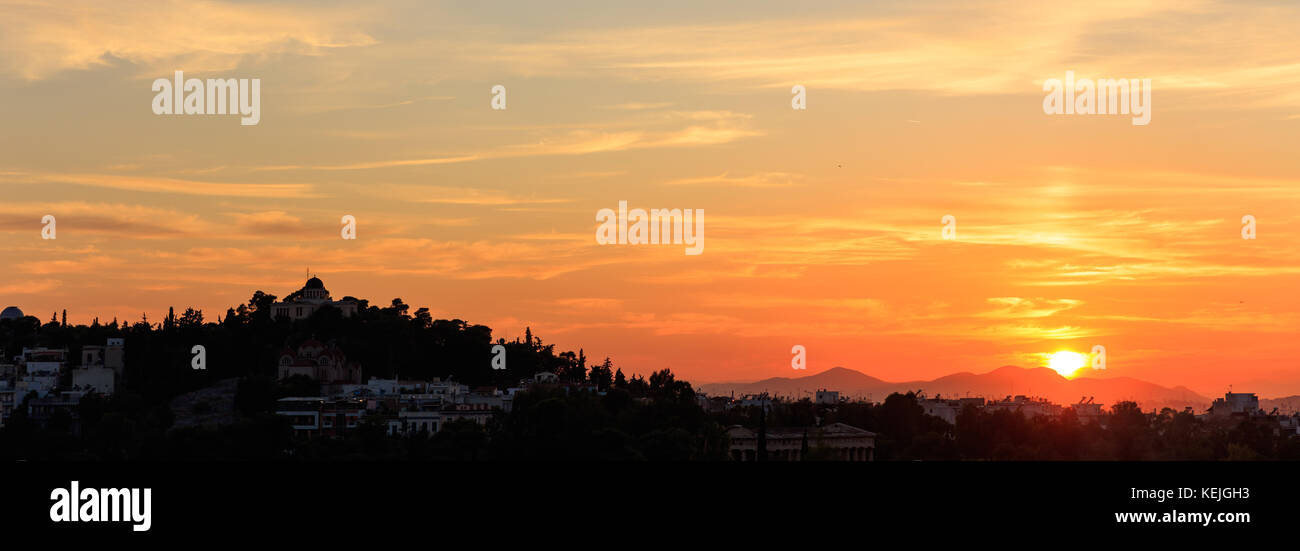 Atene, Grecia. osservatorio nazionale hill silhouette al tramonto Foto Stock