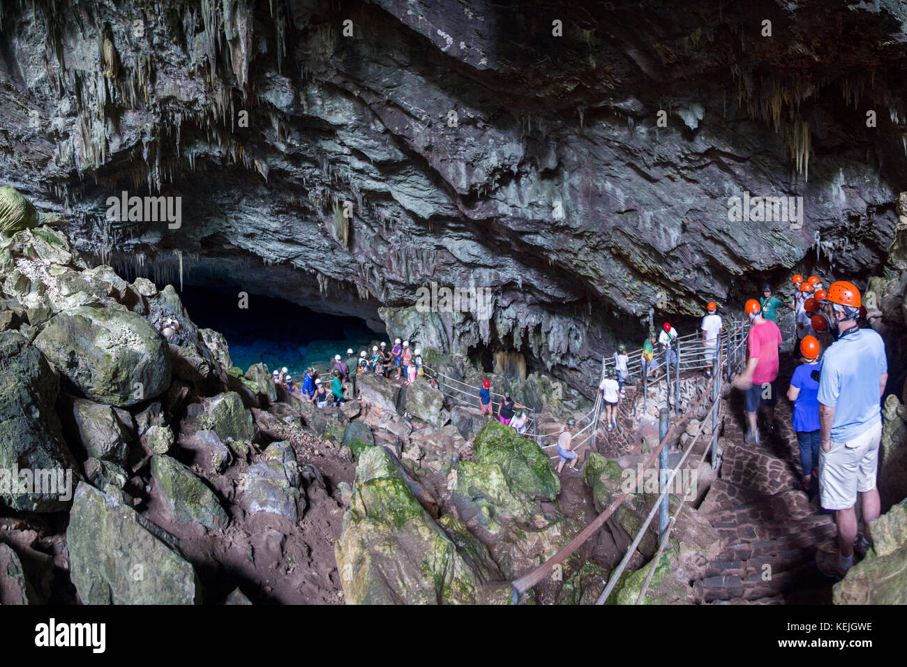 Turisti in visita alla Gruta do Lago Azul (grotta del lago blu) a Bonito - Mato Grosso do sul, Brasile Foto Stock