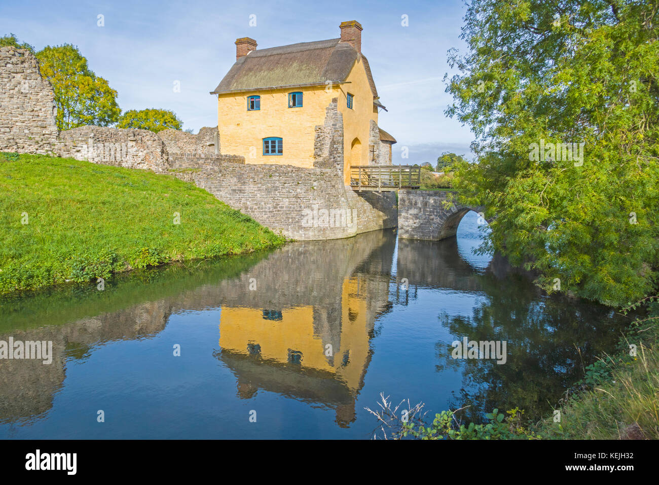 Il castello di stogursey, somerset. agli inizi del XVII secolo cottage costruito tra le rovine. Foto Stock