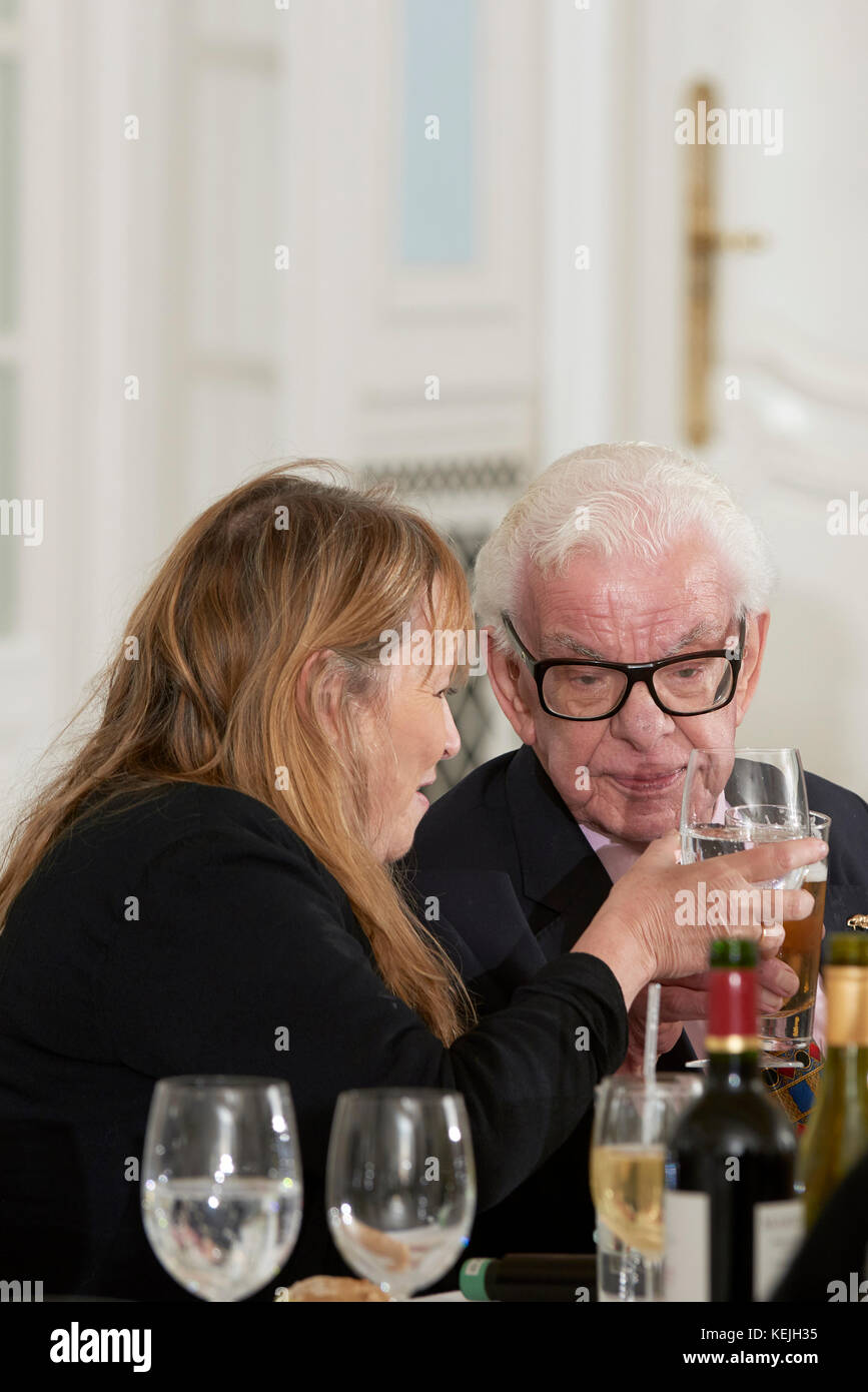 Maria KIllen & Barry Cryer Oldie pranzo letterario 17-10-17, Giles Legno e Maria Killen sul diario di due niente Tom Fort sul villaggio News: Il Tru Foto Stock