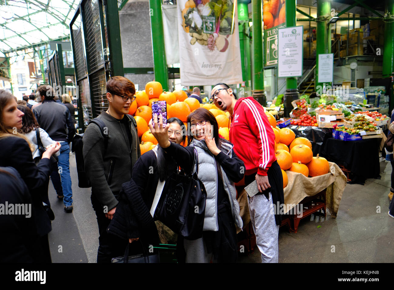 I turisti cinesi tenendo selfie, Borough Market, SE1, London, Regno Unito Foto Stock