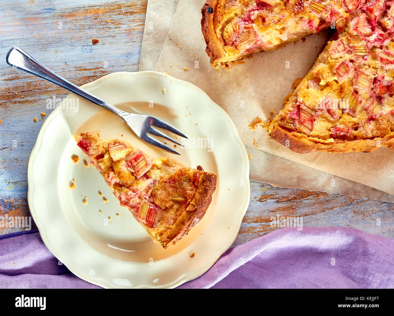 Torta fatta in casa con il rabarbaro e crema pasticcera sul tavolo di legno Foto Stock