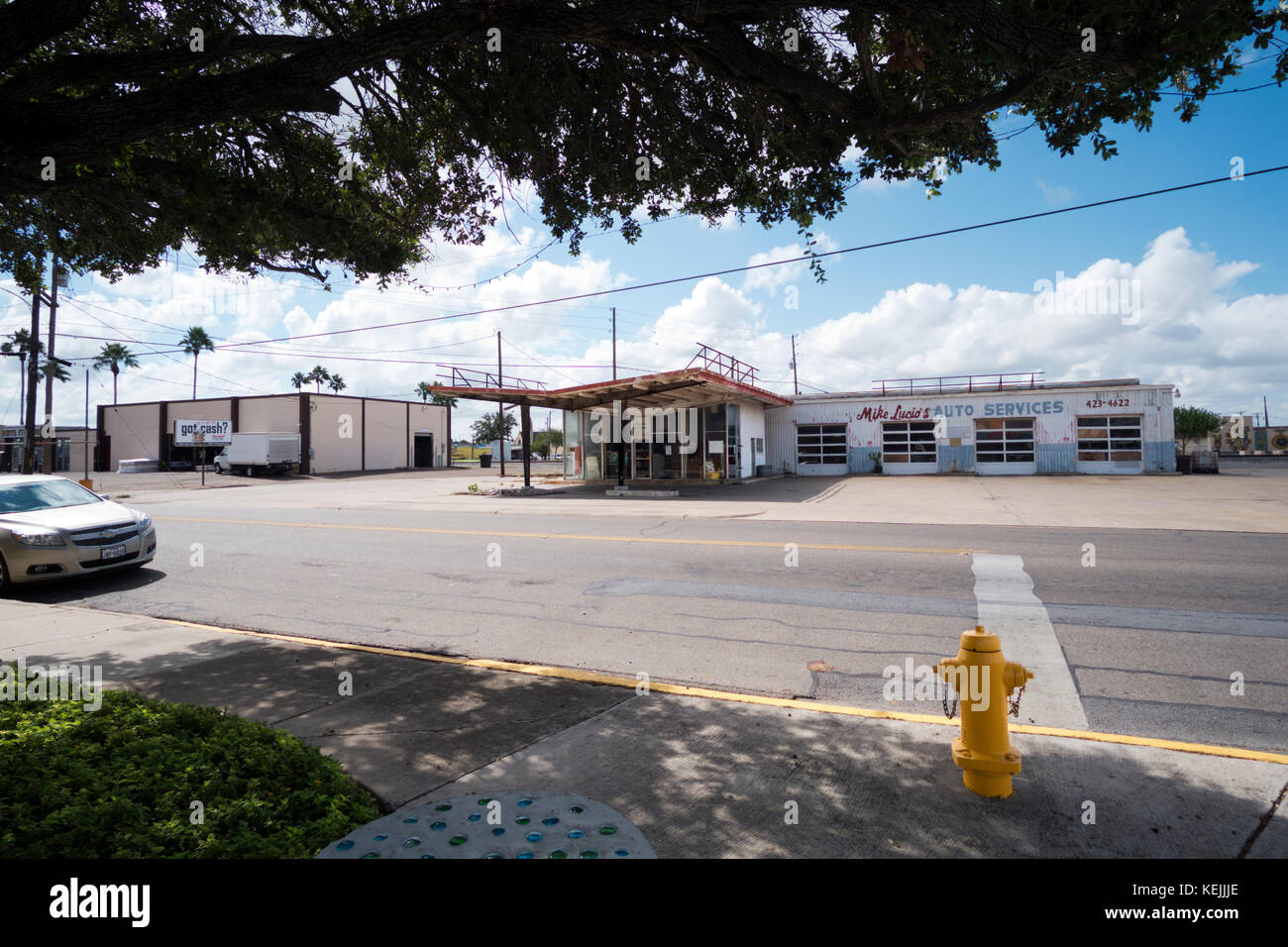 Abbandonato automobile service center in Harlingen, Texas, Stati Uniti d'America. Foto Stock