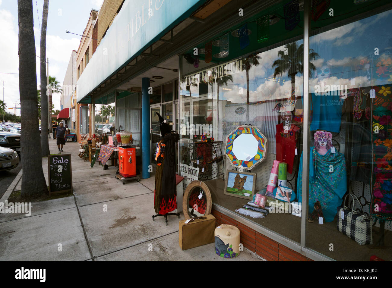 Display retail windows nel centro cittadino di Harlingen, texas, Stati Uniti d'America. Foto Stock