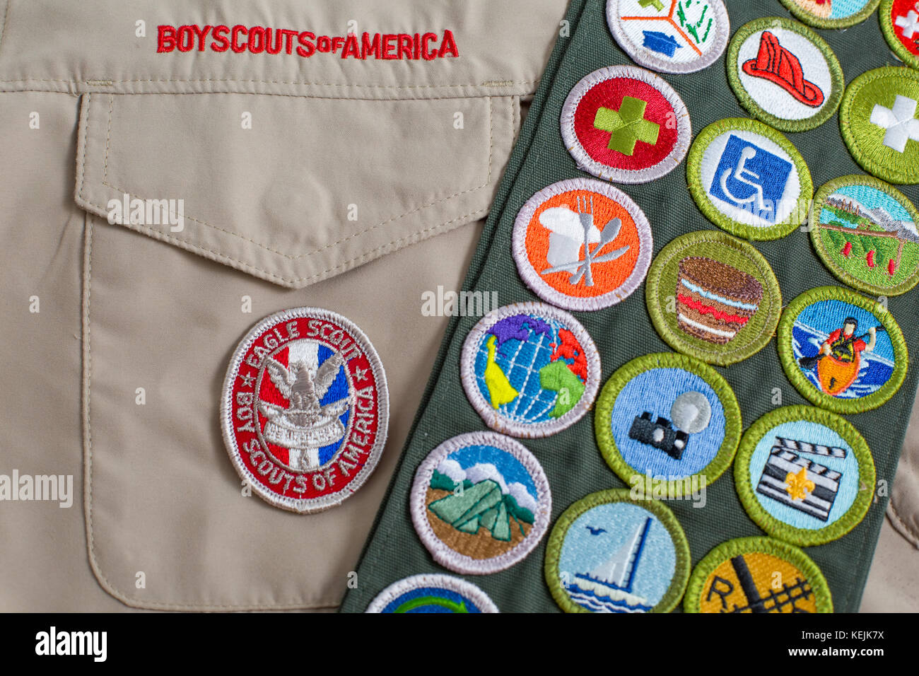 SAINT LOUIS, Stati Uniti - Ottobre 16, 2017: Eagle patch e meritano il badge anta su Boy Scouts of America (BSA) uniforme Foto Stock