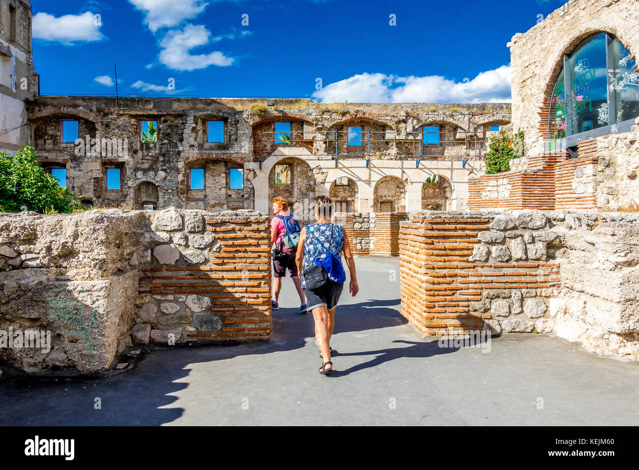 I turisti esplorano i resti delle mura medievali che circondano la città vecchia di Spalato, Croazia Foto Stock