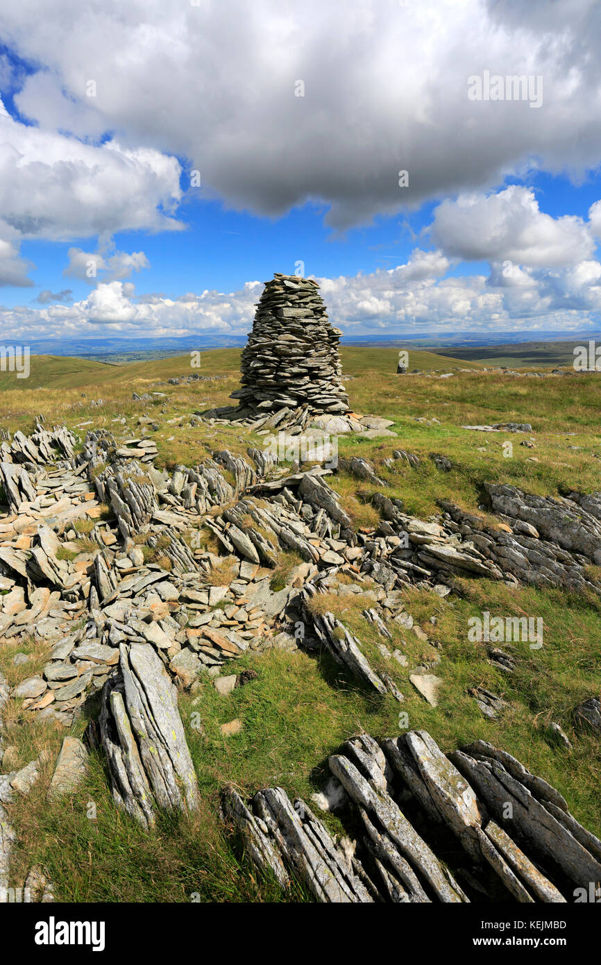 Cairns sulla rupe Artle, Branstree cadde, Scafell serbatoio, Parco Nazionale del Distretto dei Laghi, Cumbria County, Inghilterra, Regno Unito Branstree caduto è uno dei 214 Foto Stock