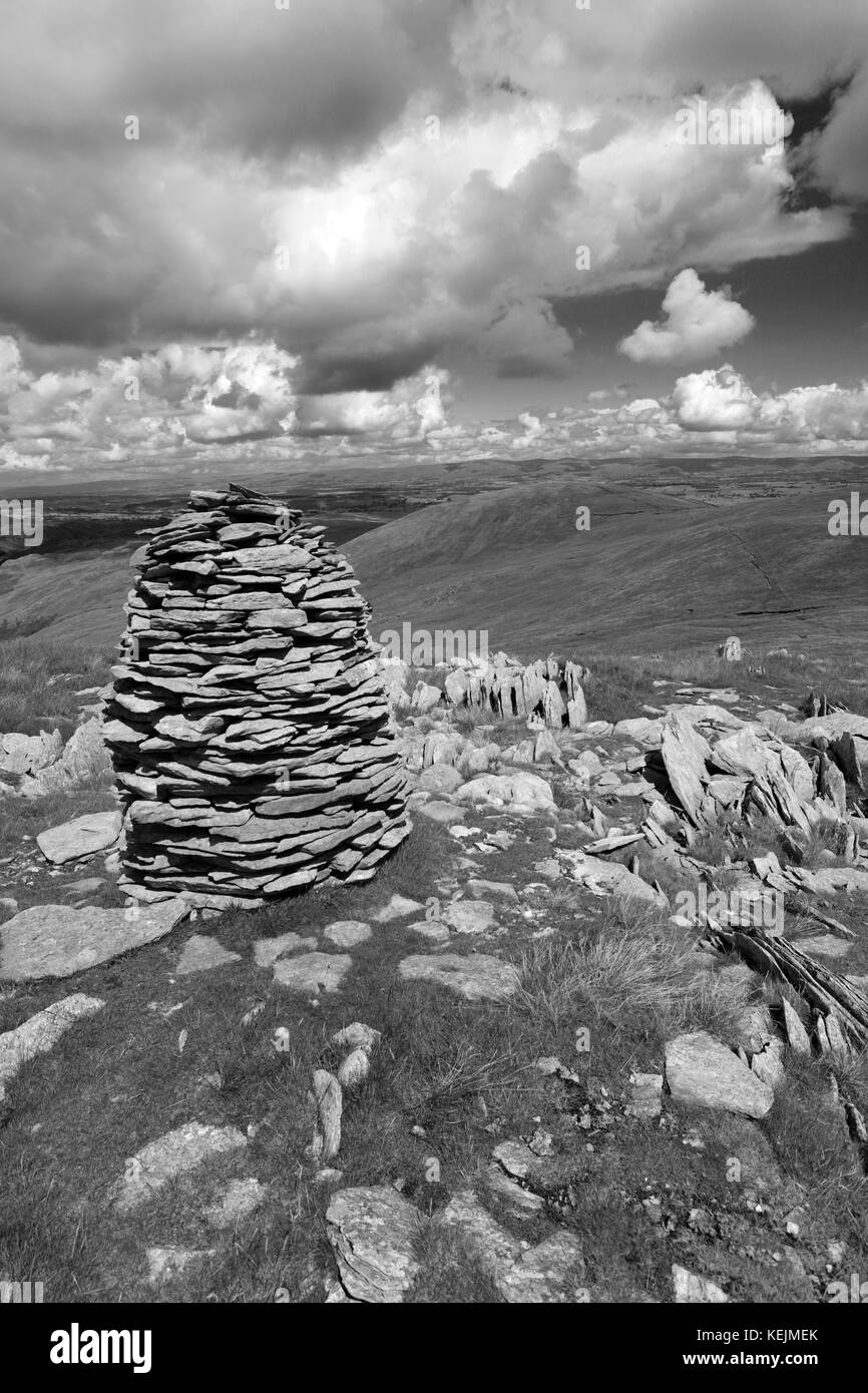 Cairns sulla rupe Artle, Branstree cadde, Scafell serbatoio, Parco Nazionale del Distretto dei Laghi, Cumbria County, Inghilterra, Regno Unito Branstree caduto è uno dei 214 Foto Stock