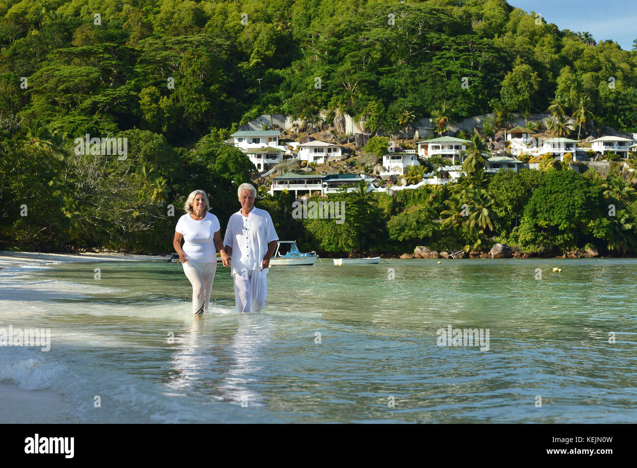 Coppia senior sulla spiaggia Foto Stock