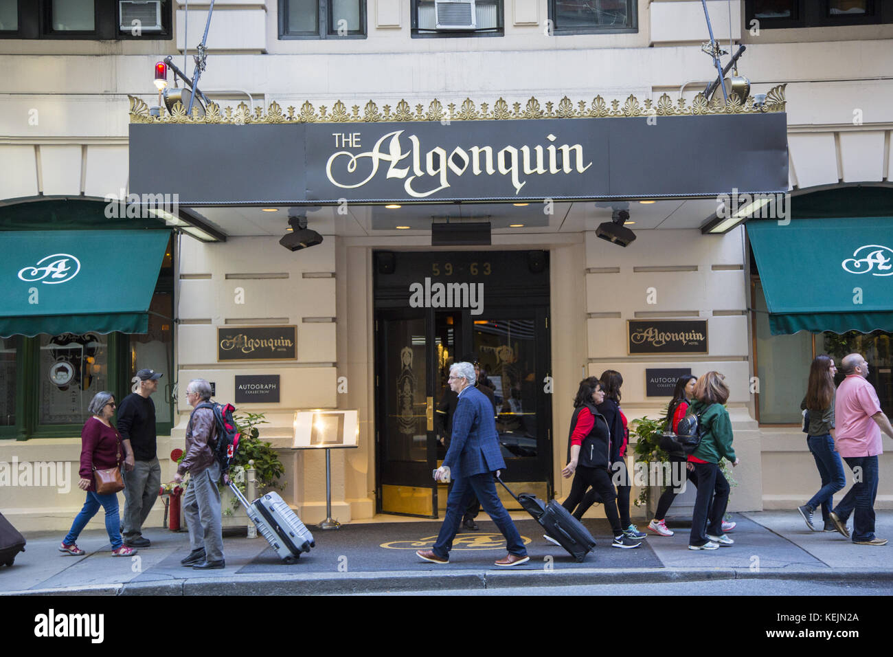 La gente cammina vicino all'Algonquin Hotel, famoso in tutto il mondo, sulla West 44th Street nel centro di Manhattan. Foto Stock
