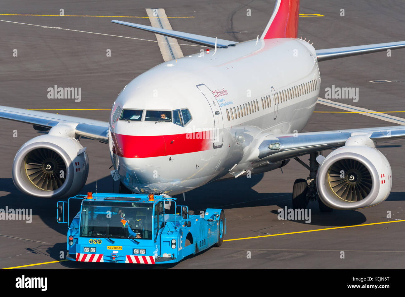 Un Boeing 737 di Privatair essendo preparato per il volo dall'aeroporto Schiphol di Amsterdam. Foto Stock