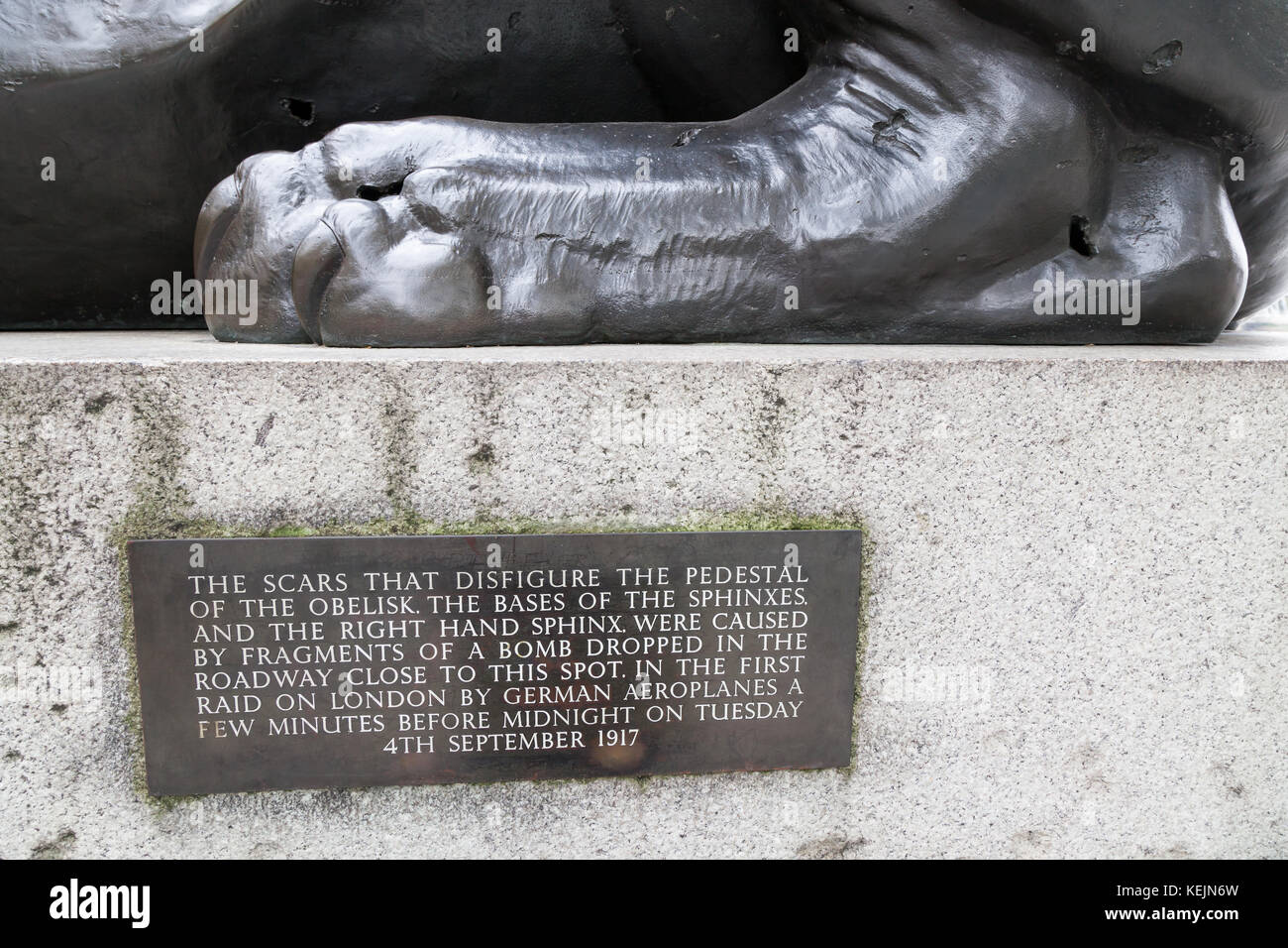 Dettagli di una statua in terrapieno, Londra, che è stata danneggiata da una bomba che cade nelle vicinanze durante la guerra mondiale2. Foto Stock