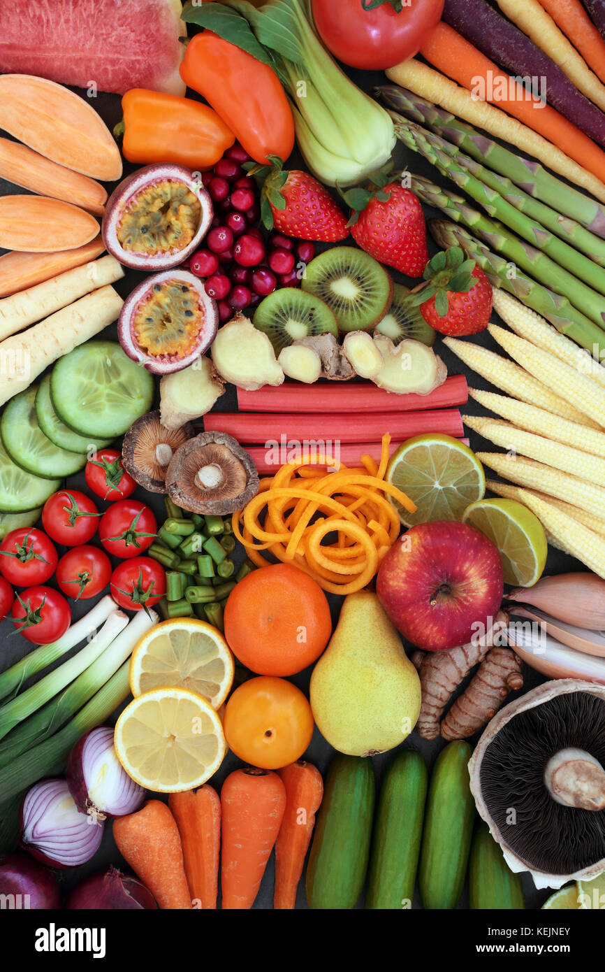 Grande cibo sano la selezione la promozione di buone condizioni di salute con verdure fresche e frutta formando un abstract background. Foto Stock