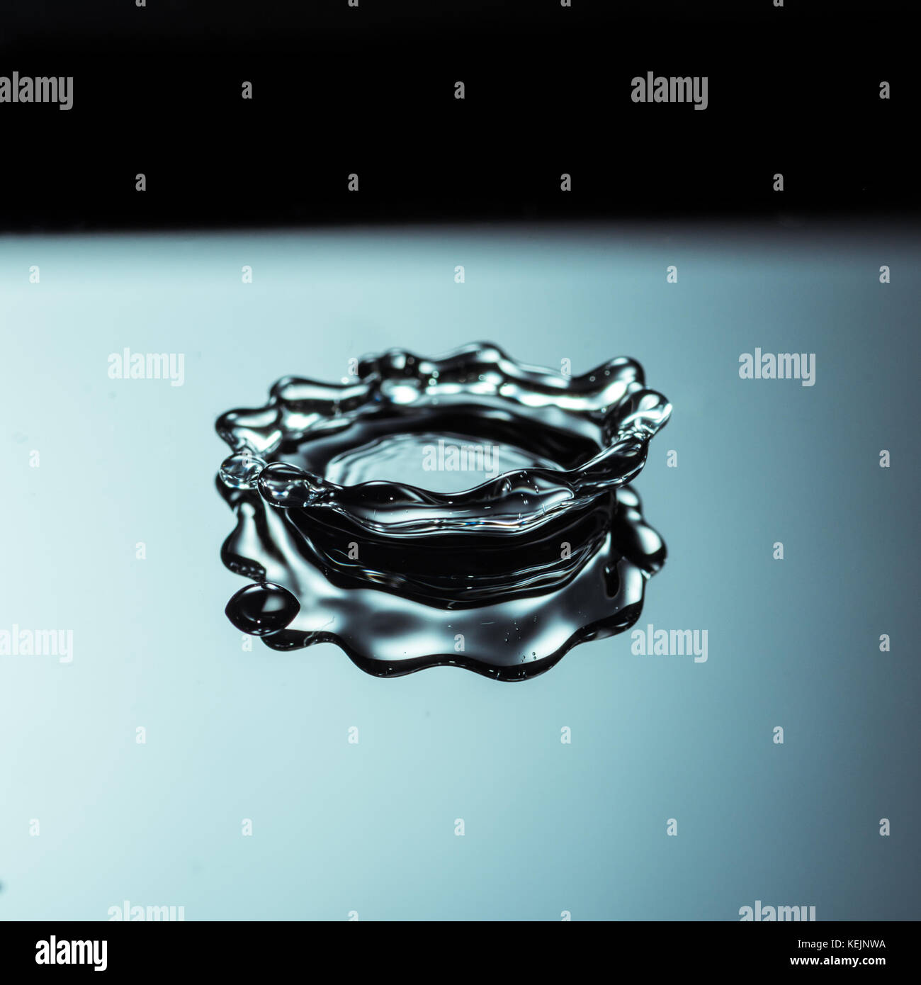 Un abstract di ripresa macro di un acqua piatta corona. Foto Stock