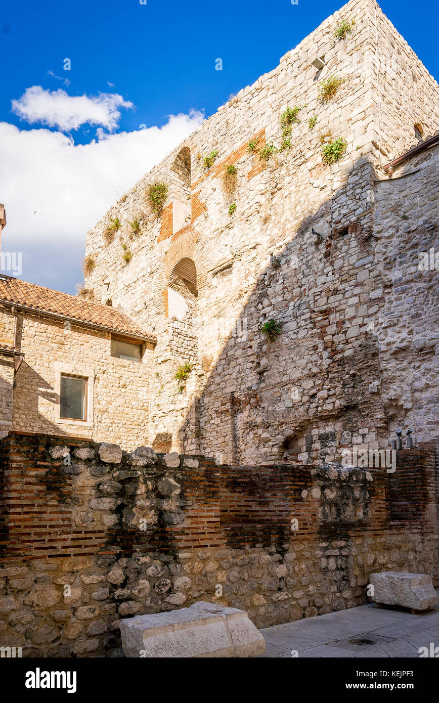 Un residuo del muro medievale che circonda la Città Vecchia di Spalato, Croazia Foto Stock
