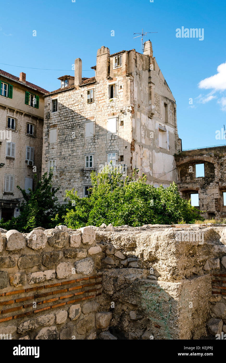 Un residuo del muro medievale che circonda la Città Vecchia di Spalato, Croazia Foto Stock