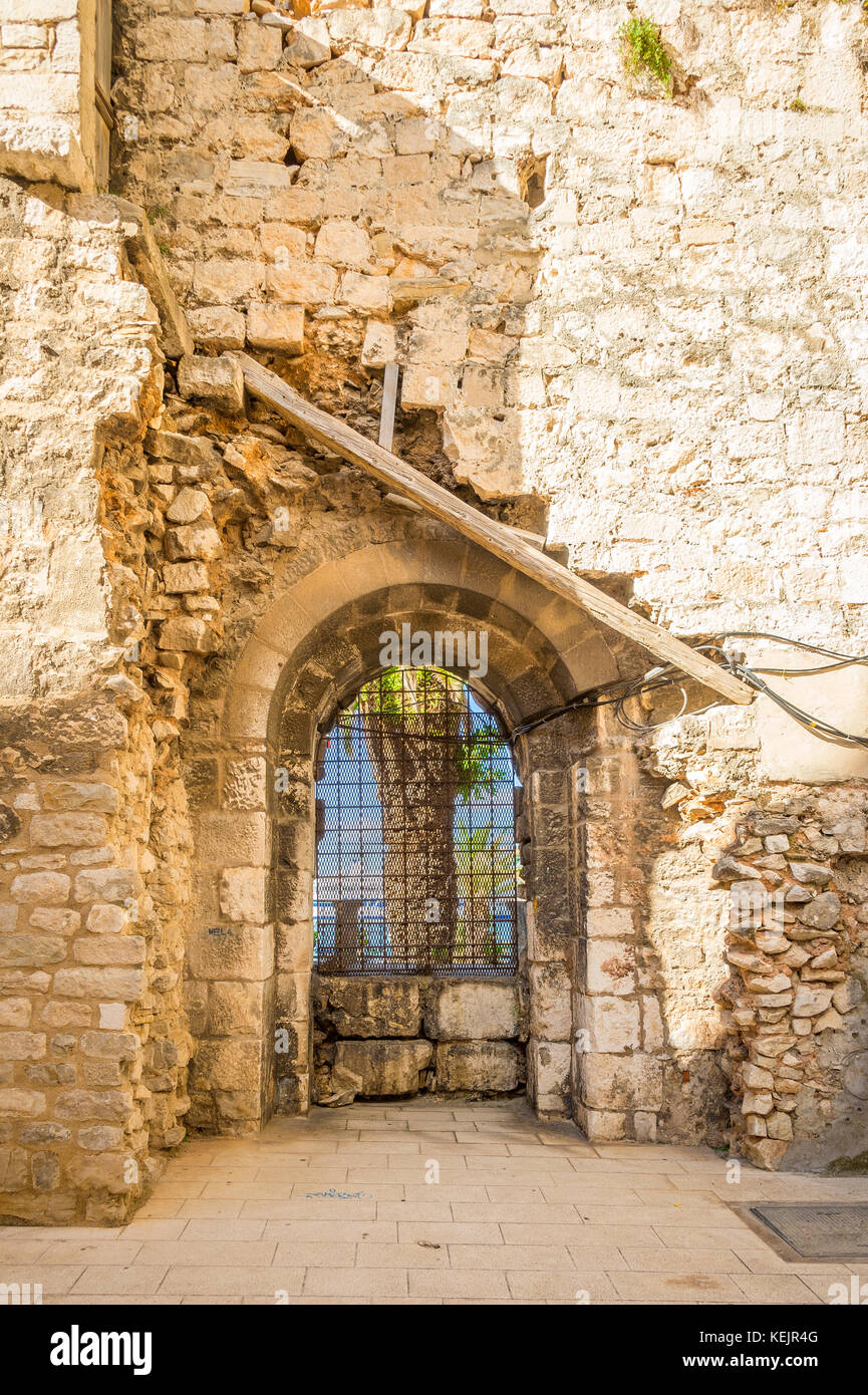 Un residuo del muro medievale che circonda la Città Vecchia di Spalato, Croazia Foto Stock