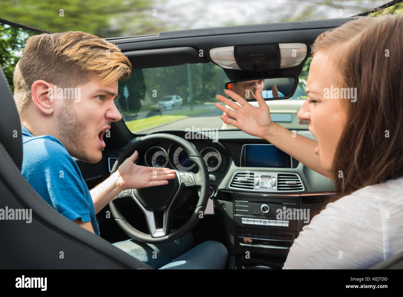 Infelice coppia giovane quarreling in auto Foto Stock