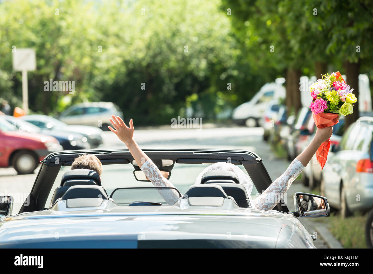 Gli sposi giovani coppie che viaggiano in auto Foto Stock